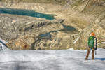 Folgefonna ist Norwegens südlichster Gletscher. Das Gebiet auf und um den Gletscher Folgefonna, den drittgrößten Gletscher auf dem norwegischen Festland, ist seit 2005 Nationalpark. Das Eis auf der Halbinsel erstreckt sich über eine Fläche von etwa 270 km2, die sich auf fünf Gemeinden in Sunnhordland und Hardanger verteilt: Kvinnherad, Jondal, Ullensvang, Odda und Etne.
Aufnahme: 6. Juli 2018.