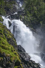 Låtefossen ist ein touristisch bedeutsamer Zwillingswasserfall mit einer Gesamtfallhöhe von 165 Meter.
