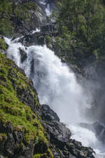 Låtefossen ist ein touristisch bedeutsamer Zwillingswasserfall mit einer Gesamtfallhöhe von 165 Meter. Er liegt in der norwegischen Provinz (Fylke) Hordaland, zirka 20 Kilometer südlich von Odda direkt an der Fernverkehrsstraße 13 gegenüber den Hängen des Gletschers Folgefonna. Er bildet einen westlichen Abfluss der Hardangervidda. Aufnahme: 5. Juli 2018.