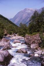 Der Fluss Istra am Trollstigvegen. Aufnahme: Juli 1985 (digitalisiertes Negativfoto).