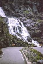Auf halber Strecke führt die Straße »Trollstigvegen« über einen eindrucksvoll rauschenden Wasserfall, den 320 Meter hohen Stigfossen.