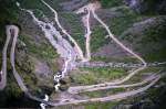 Der Trollstigen ist witterungsbedingt nur im Sommer geöffnet und kann von etwa Mitte Mai oder Anfang Juni bis Ende September befahren werden. Auf dem Foto sieht man den Straßenverlauf über den Wasserfall. Aufnahme: Juli 1985 (digitalisiertes Negativfoto).