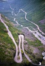 Der Trollstigen (norwegisch für die Trollleiter) ist eine der bekanntesten Touristen-Strecken in Norwegen, 20 Kilometer südlich von Åndalsnes. Aufnahme: Juli 1985 (digitalisiertes Negativfoto).