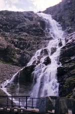 Der 320 Meter Hohe Stigfossen am Trollstigen in Norwegen. Aufnahme: Juli 1985 (digitalisiertes Negativfoto).