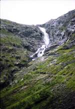 Der 320 Meter Hohe Stigfossen am Trollstigen in Norwegen. Aufnahme: Juli 1985 (digitalisiertes Negativfoto).