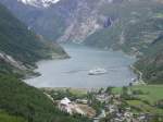 Blick auf den Geirangerfjorden. Leider verschandelt seit 2003 das Erlebniszentrum im Bildvordergrund die Ansicht.