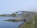 Die Storseisundbrücke am 11.07.2013.
Das markante Bauwerk ist Teil der acht Brücken umfassenden, zu den Norwegischen Landschaftsrouten gehörenden Atlantikstraße im Lauvøyfjord.
Die Brücke war Handlungsort des 2021 erschienenen James-Bond-Films  Keine Zeit zu sterben .
