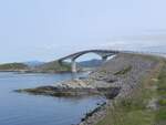 Die Storseisund-Brücke (norwegisch: Storseisundbrua),eine Brücke in den norwegischen Gemeinden Hustadvika und Averøy in der Provinz Møre og Romsdal am 11.07.2013. Sie ist Teil der acht Brücken umfassenden, zu den Norwegischen ...