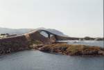 Brcke auf den Atlanterhavsveien zur Insel Avery Ende Juli 1994.