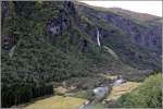 Das Flamsdalen aus dem Zugfenster der Flamsbahn. Die Zugfahrt beginnt in 867 m Hhe und endet 2 m ber dem Meeresspiegel. Das macht sich auch in der unterschiedlichen Frbung des Herbstlaubes bemerkbar. 27.09.2012