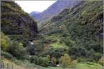 Das Flamsdalen aus dem Zugfenster der Flamsbahn. Die Zugfahrt beginnt in 867 m Hhe und endet 2 m ber dem Meeresspiegel. Das macht sich auch in der unterschiedlichen Frbung des Herbstlaubes bemerkbar. 27.09.2012