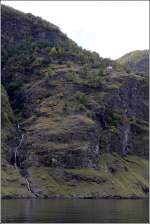300 m oberhalb der Wasserlinie des Aurlandsfjordes ist der Gebirgshof Stegen kaum auf dem Foto auszumachen. 27.09.2012