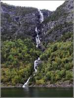 Ein Wasserfall ergiet sich in den zum UNESCO-Weltnaturerbe gehrenden Naeroyfjord. 27.09.2012

