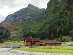 AURLAND, 09.09.2016, am Flüsschen Flåmselva (Blick aus dem Zug)