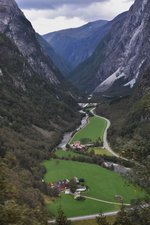 AURLAND, 09.09.2016, Blick auf das Dörfchen Gudvangen in der Kommune Aurland (Blick aus dem Bus)