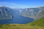 Blick auf Aurlandsfjorden in Norweegen vom Wanderpfad zum Prest. Aufnahme: 14. Juli 2018.