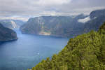 Norwegen - Aurlandsfjorden vom Aussichtspunkt Stegastein aus gesehen.