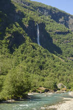 Der Wasserfall an den Treppen (466 Meter) südlich von Flåm (Norwegen).