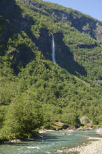 Der Wasserfall an den Treppen (466 Meter) südlich von Flåm (Norwegen). Unten im Bild sieht man den Fluss Flåmselv. Aufnahme: 13. Juli 2018.