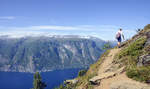 Blick auf Aurlandsfjorden vom Wanderweg nach Prest oberhalb dem Dorf Ausland - Norwegen.