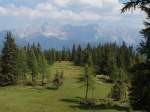 Blick von oberhalb der Lechneralm zur Dachsteingruppe mit Torstein 2948 m, Mitterspitz 2928 m, Hoher Dachstein 2995m, Dirndl 2832m, Koppenkarstein 2865 m, Gamsfeldspitze 2665 m, Schmiedstock 2643 m,