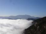 Blick von der Hohen Wand zum sonnenbeschienenen Scheeberg, whrend das Tal unter einer Nebeldecke steckt