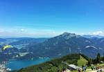 Blick vom Zwölferhorn, mit etlichen Paraglidern in der Luft, zum Wolfgang- (vorne) und Mondsee - 15.06.2017