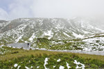 Die Großglockner Hochalpenstraße vor dem Hochtor nach einem sommerlichen Schneefall.