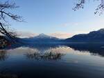 Mondsee in Abendstimmung, mit Blick in Richtung Schafberg; 231216