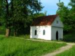 Eine Kapelle aus dem Jahr 1899 ldt an einer Wegkreuzung zur Rast und Besinnung ein; 070527