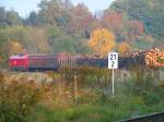  Nachschu  in herbstlicher Landschaft auf den abendlichen Holzzug Richtung Wels; 071010