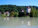 Burg Wernstein sowie die Mariensule spiegeln sich im INN; 070916