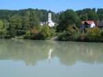 Die Pfarrkirche zum Hl. Georg von Wernstein spiegelt sich im INN; 070916