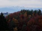 Kirche von Allerheiligen/Mhlkreis zwischen herbstlichem Mischwald u.