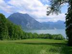 Blick ab dem Schlopark des Schlo Wrttemberg in Altmnster am Traunsee ber den Traunsee zum Traunstein.