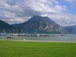 Slzkammergut 2009 - Blick von der Seepromenade Altmnster am Traunsee ber den See hin zum Traunstein (1.691m).