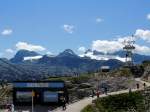 Der Dachstein ist mit Seilbahnen erschlossen, und bringt Touristen in die felsige Gegend; 140817