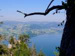 Hoch über dem Gipfelkreuz des kleinen Schönberg, mit Blick zum Traunsee bei Gmunden; 150606