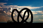 Strohskulptur vor Gewitterwolken in Leonding.