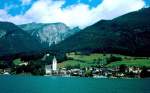 Der Ort St.Wolfgang im Salzkammergut. Ganz hinten die kleine Spitze ist der Gipfel des Schafbergs