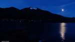 Fastvollmond am frühen Morgen des 18.01.2014 über dem Fuschlsee von Fuschl am See aus (bei Salzburg) vor Sonnenaufgang