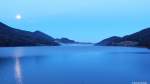 Fastvollmond am frühen Morgen des 18.01.2014 über dem Fuschlsee mit Nebel von Fuschl am See aus (bei Salzburg) nach Sonnenaufgang
