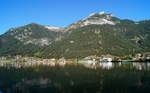 Blick über den herbstlichen und ruhigen Achensee Richtung Maurach Buchau, 26.10.2019.