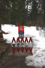 Endstation Sperrschild auf dem Besinnungsweg von Absam nach Gnadenwald, zum Kloster St. Martin, wegen Lawinengefahr gesperrt. (18.03.2009)