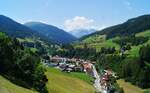 Blick von Gries am Brenner ins Obernberger Tal hinein. Im Hintergrund verläuft auch die A13 Brennerautobahn. (10.07.2020)