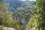 Eine imposante Aussicht bietet sich in Brandenberg in Tirol nahe der Grenze zu Bayern. Tief in der Schlucht fließt die Brandenberger Ache Richtung Inntal. Frühlingshafte Szene vom 01.05.2020. 