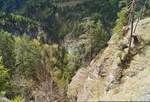 Tiefe Schluchten zeichnen die Brandenberger Alpen in Nordtirol. Blick hinunter in die enge Klamm, in der die Brandenberger Ache Richtung Inntal fließt. Ringsumher beginnen die großen Buchenbäume ihre Blätter auszutreiben. 01.05.2020.