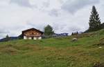 Eine Almhütte lädt zur Rast ein in den Brandenberger Alpen nahe der Grenze zu Deutschland (Bayern).