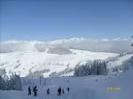 Blick auf die verschneite Bergwelt der Tiroler Alpen in Richtung Scheffau / Ellmau im Skigebiet Wilder Kaiser. 