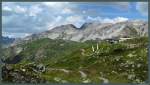 Blick vom Galzig auf die Lechtaler Alpen: Links der 2720 m hohe Trittkopf, rechts der 2809 m hohe Valluga mit der Bergstation der Vallugabahn.